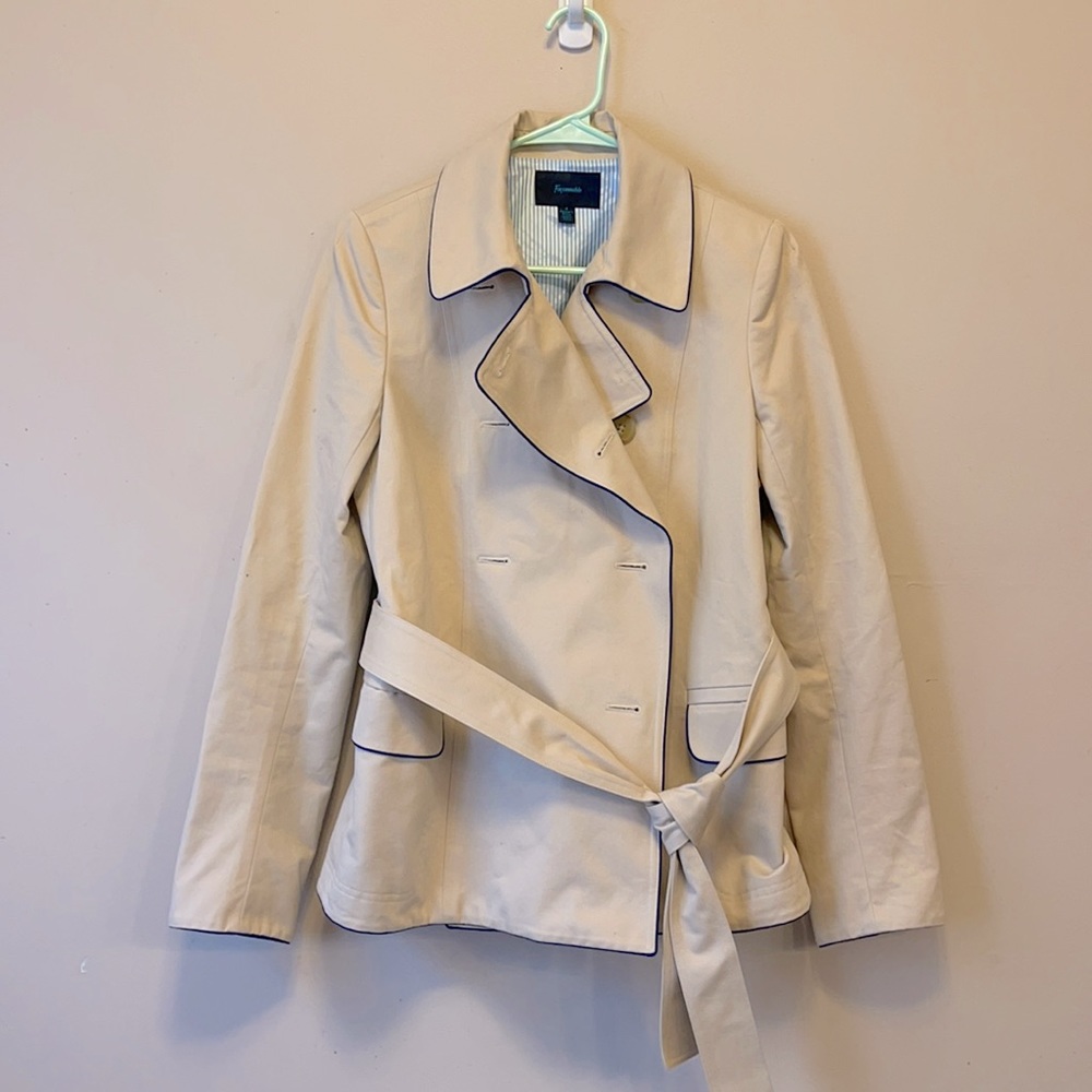 Faccionable women’s tan trench jacket